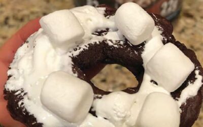 PROTEIN HOT CHOCOLATE DONUTS WITH MARSHMALLOW FROSTING